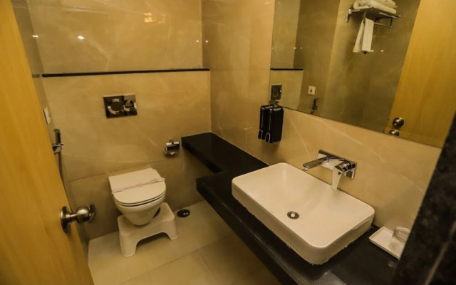 Hotel Aarunya Royale