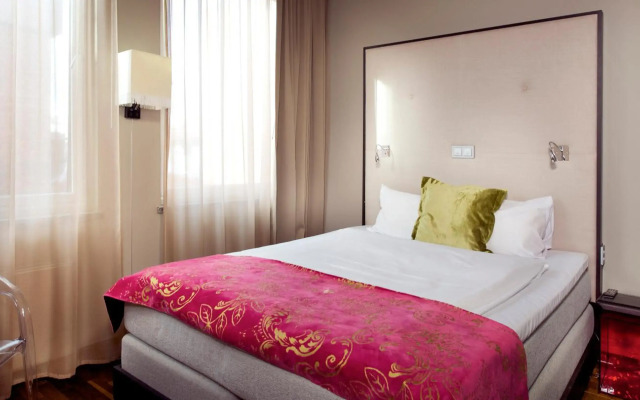 Home Hotel Folketeateret