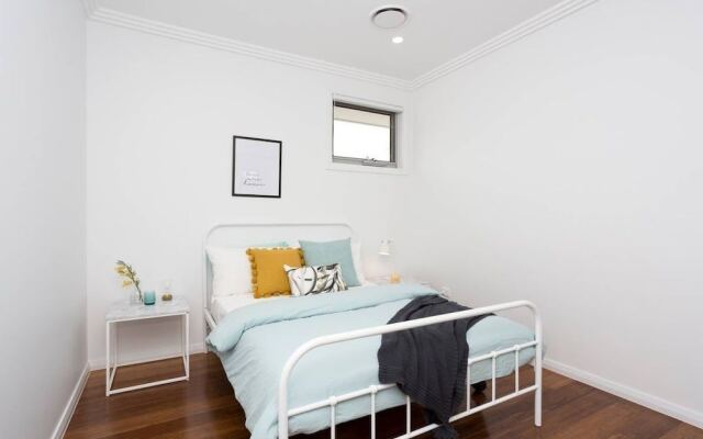 5 Bedroom Sydney Mansion with Parking