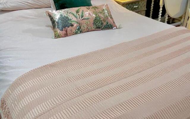 Stunning ANNEXE 1 luxury bedroom, eating area & bathroom only!