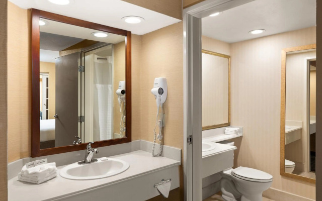 Anaheim Portofino Inn and Suites