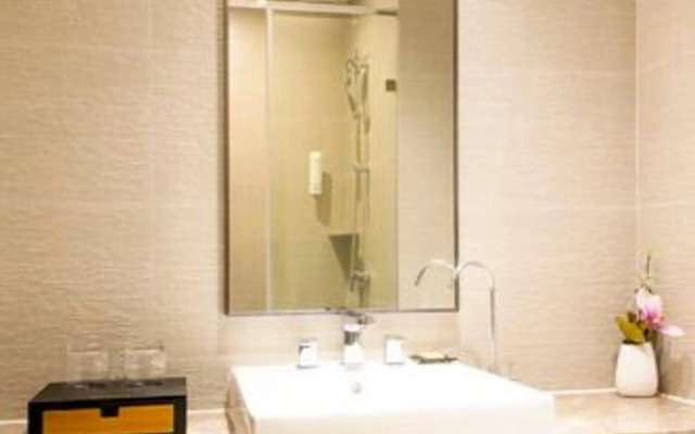 Home Inn Plus Wuhan Xiaopinmao Xudong Metro Station