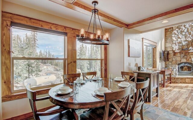 Mountain View Lodge 4 Bedroom Home by RedAwning