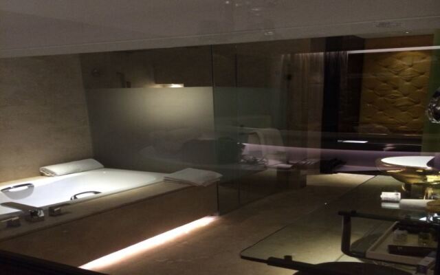 Cineaste Garden Hotel