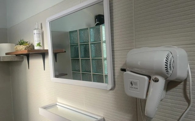 Spacious Modern Condo with Balcony