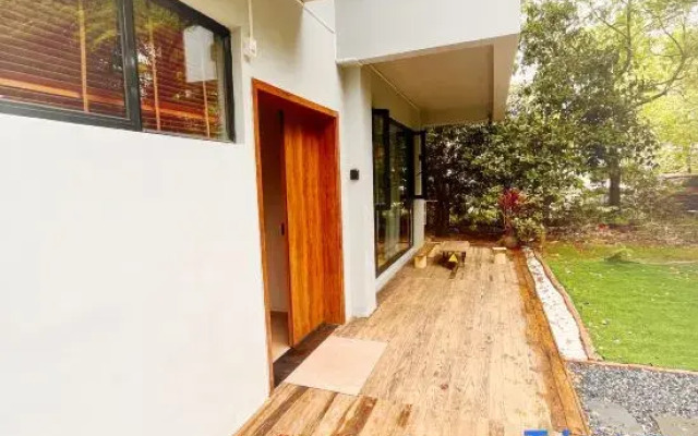 Weary people go back home