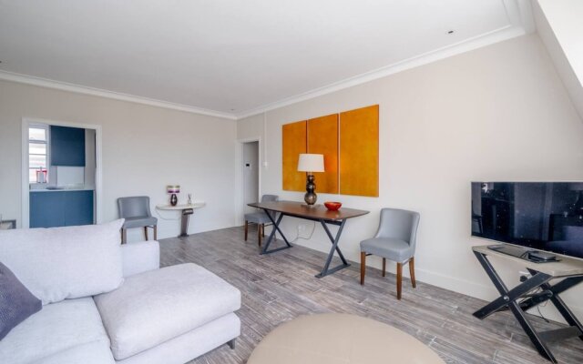 Beautifully Decorated 1BD Oasis - Earl's Court!