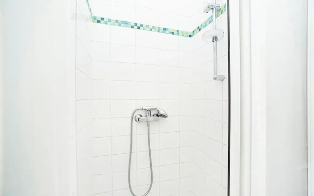 Cozy and sunny apartment in uptown