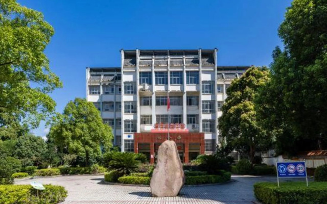 Wangxian Hotel (No. 2 Middle School South Campus Wangxianling Square)