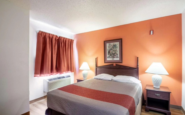 Super 8 Saukville Milwaukee