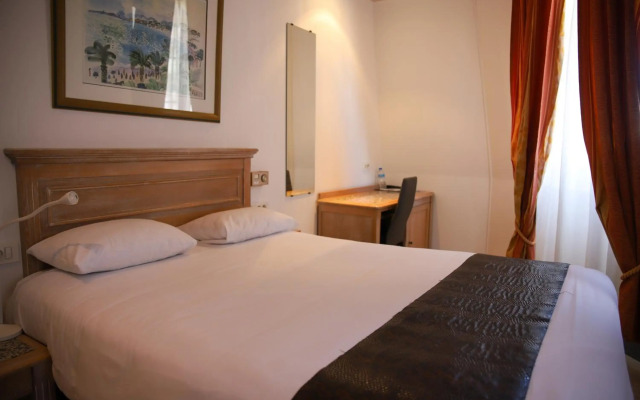 Brit Hotel Aux Sacres