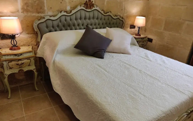 "Romantic Small Townhouse In The Three Cities"