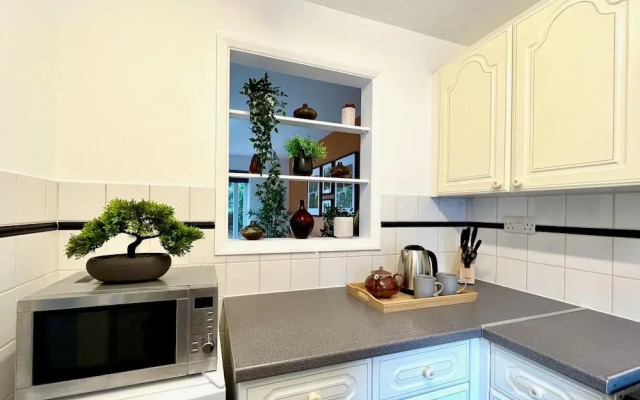Charming Home Near Gatwick Airport