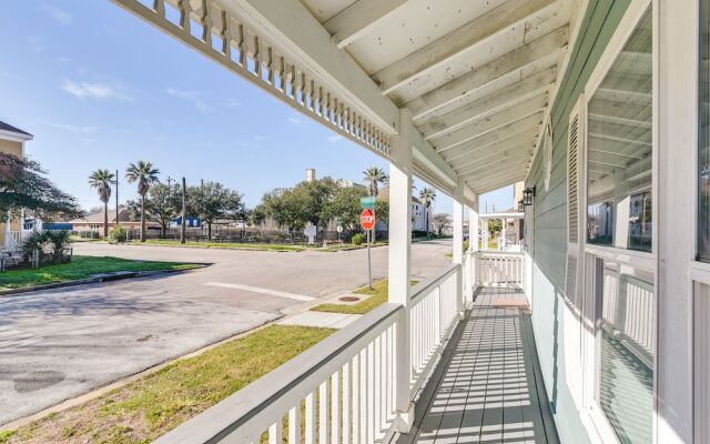 Hot Tub & Yard: Jimmy Buffet-themed Galveston Home