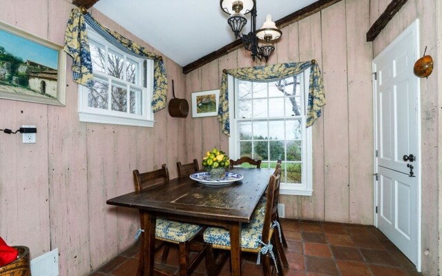 Bedford Big House w Heated Pool & Hot Tub on 4 Acres! Perfect Place to Social Distance and Stay Safe. Super-host Support, Check out our Reviews!