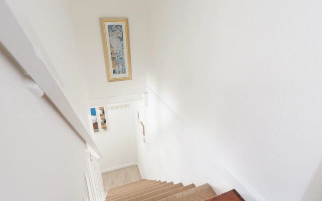 4 Thornlea Mews