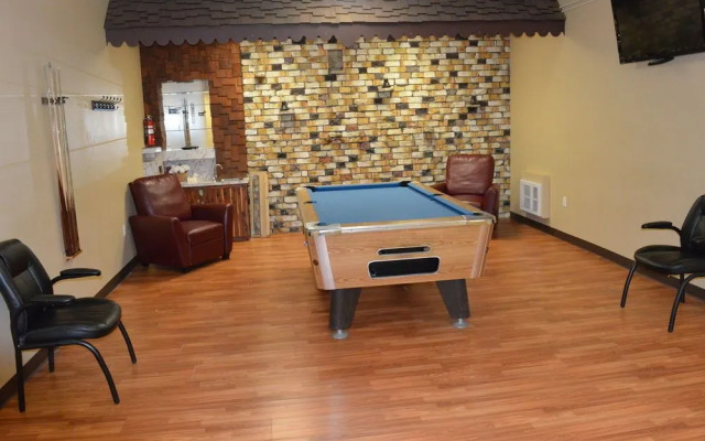 Econo Lodge Inn & Suites