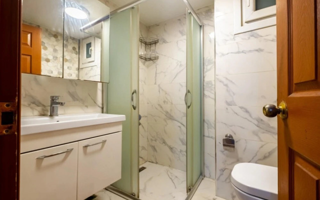 Eclectic Apartment near Popular Attractions in Beyoglu