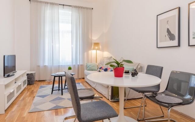 Sunny And Modern Apt In The Center