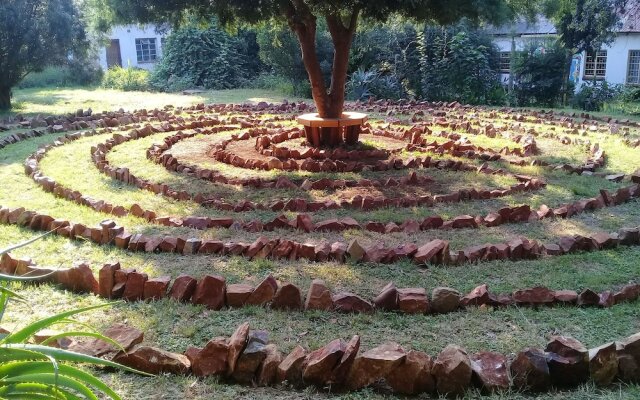 Stone Circle Lodge & Backpackers