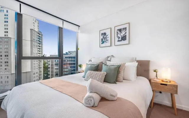 2BR Luxury Skytower CBD Pool Gym Netflix
