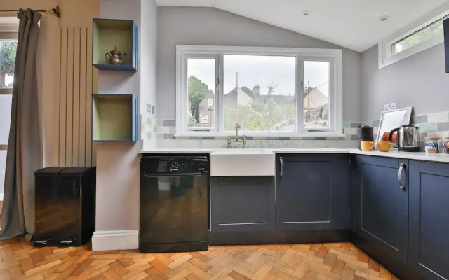 4 Bed House with Pool Table & Parking