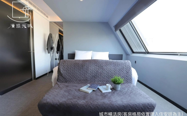 Slow Town Hotel - Glowing