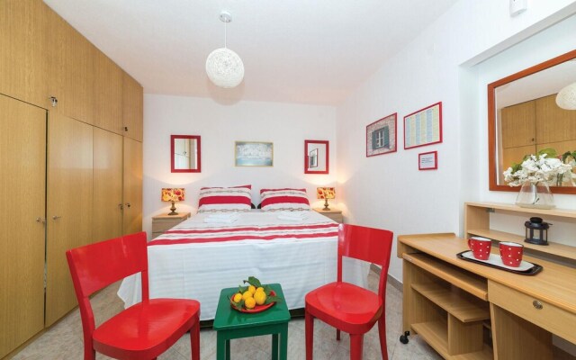 Amazing Home in Seget Donji With Wifi and 5 Bedrooms