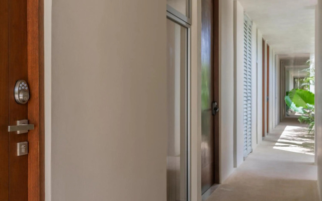 Studio wterrace, hammock, and pool access