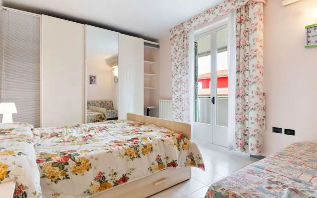 Vibrant Holiday Home in Lazise with Swimming Pool near Lake