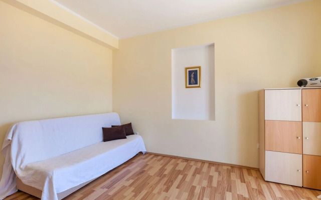 Ana - Free Parking - A4