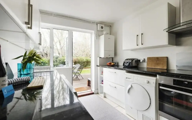 Bright and Spacious Philbeach Garden Apartment