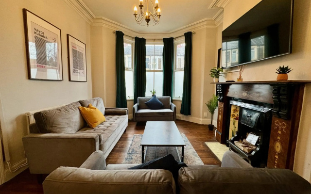Large CityCentre Townhouse & Pool Table with Offroad Parking