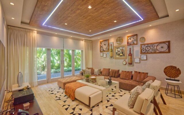 Modern Villa With Ocean View and Service Staff