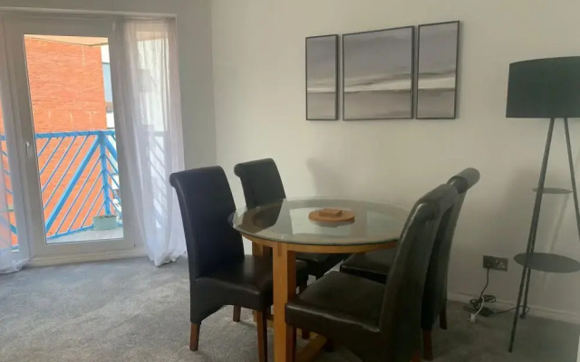 Charming 2-bed Apartment in Swansea