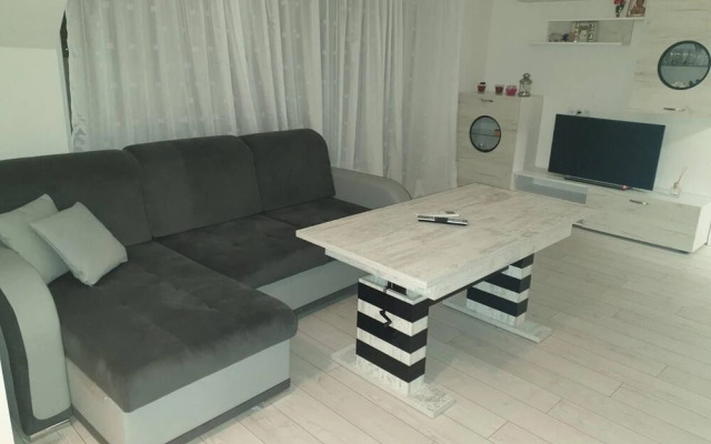 2-bed - Sleeps 4 - With Parking