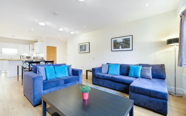 Luxury 3 Bedroom Apartment with Parking