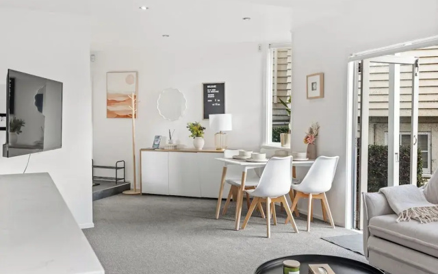 Charming 2BR Home Near City & Bay by Zodiak Stays