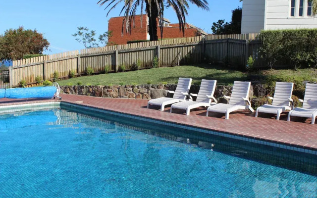 Pacific Heights Holiday Apartments & Munn's Tower House