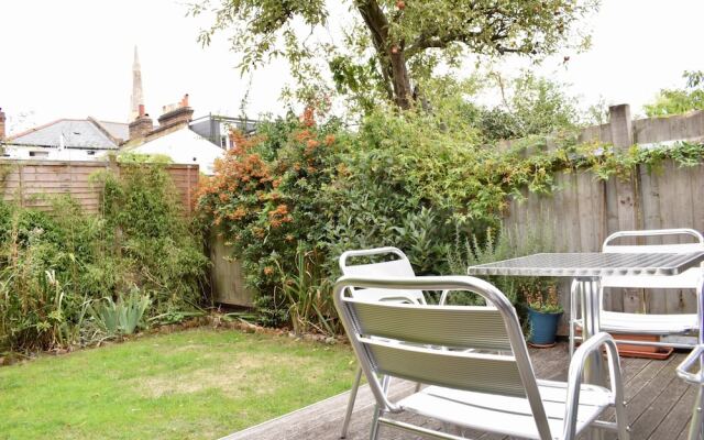 2 Bedroom Flat in Brockley With Garden