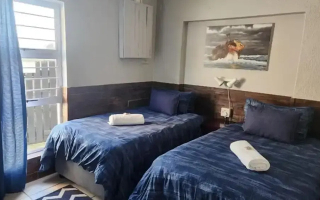 25 ON Main Struisbaai
