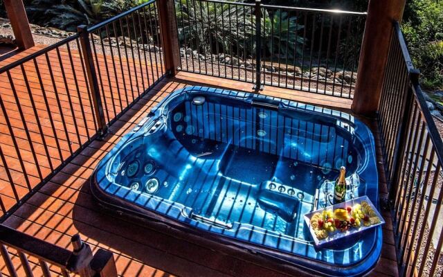 The Boathouse - Luxury Holiday Home with Jacuzzi