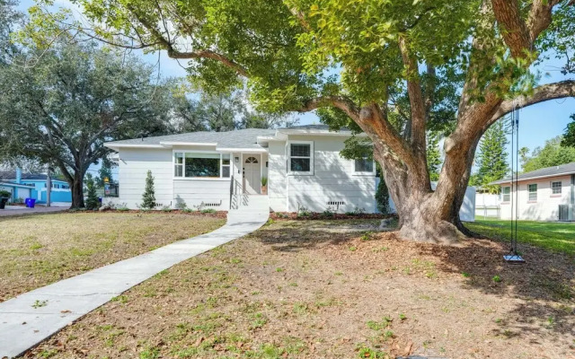 Mid-century Lakeland Home w/ Game Room!