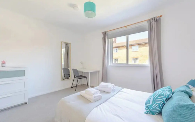 Lovely 4 Bed House w Garden, 1 Stop to Waterloo