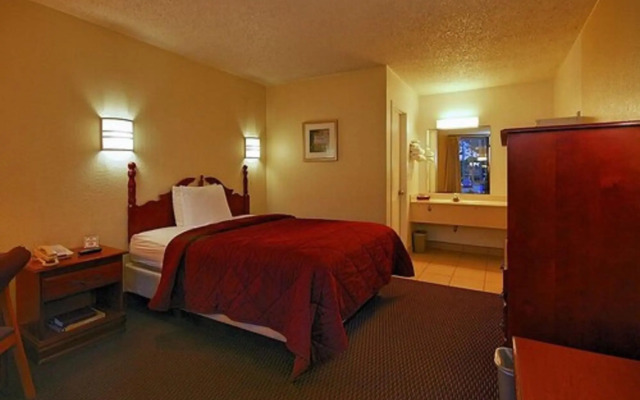 Super 6 Inn & Suites