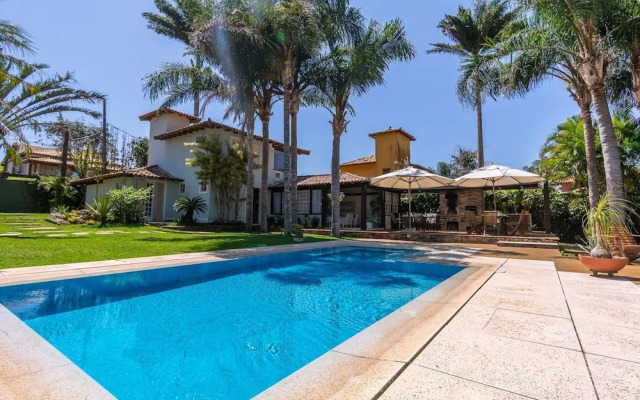 Excelente casa com piscina Armação