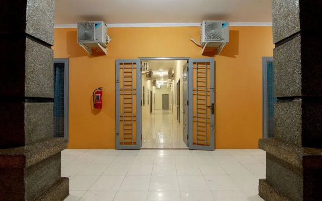OYO Living 1332 Almonsari Residence