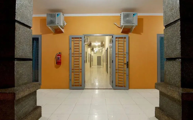 OYO Living 1332 Almonsari Residence