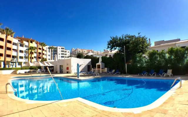 Bellavista Avenida Pool and city center