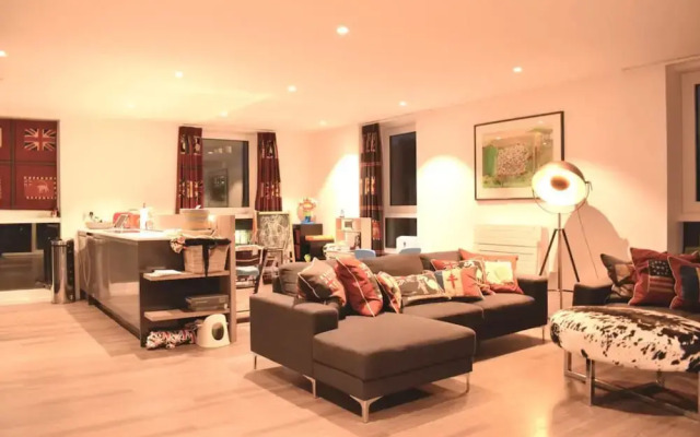 Modern 3 Bedroom Top Floor Apartment